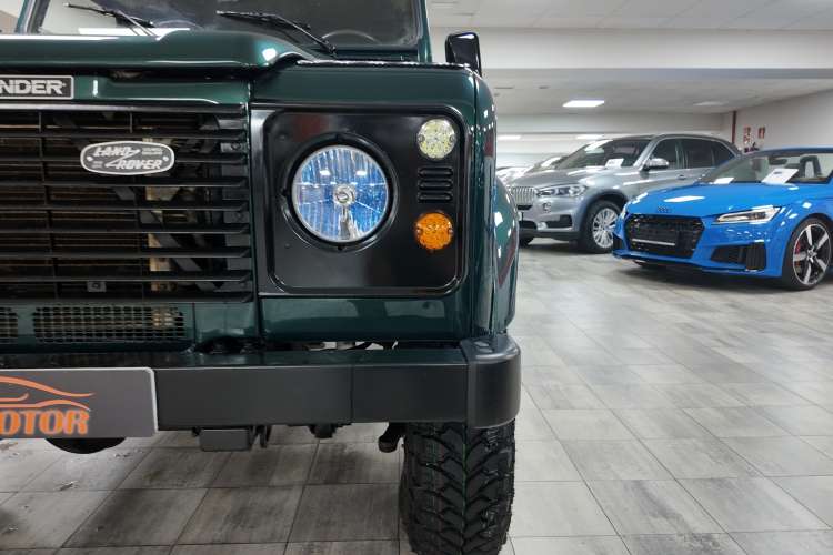 Land-Rover Defender