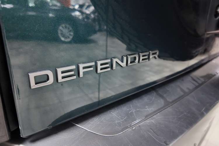 Land-Rover Defender