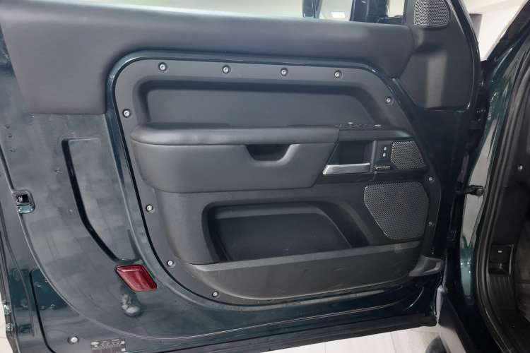 Land-Rover Defender