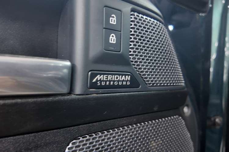 Land-Rover Defender