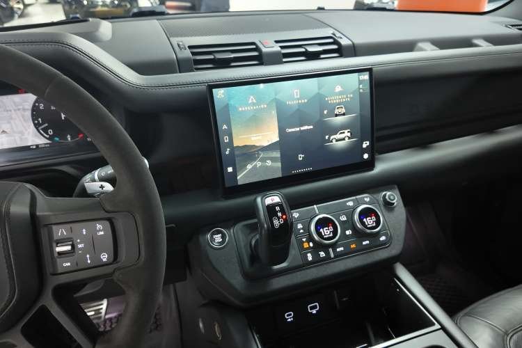 Land-Rover Defender
